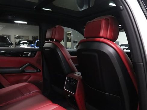 Used 2022 Porsche Cayenne Platinum Edition AWD/4WD image 22