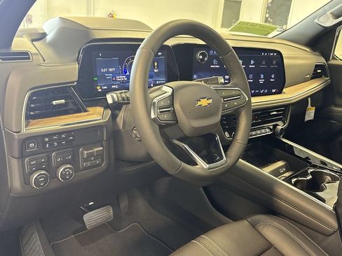 Used 2025 Chevrolet Tahoe High Country AWD/4WD image 15