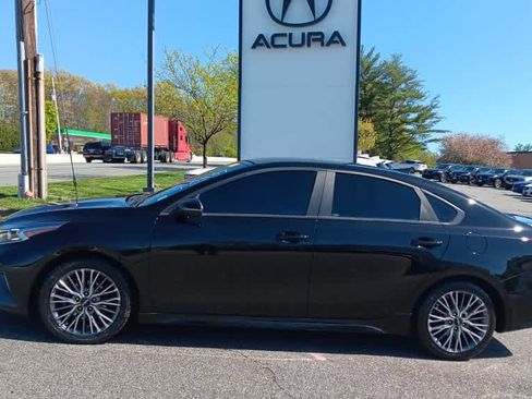 Used 2022 Kia Forte GT-Line w/ GT-Line Technology Package FWD image 2