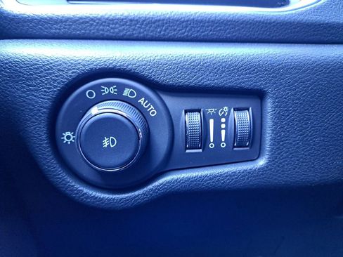 New 2026 Chrysler Pacifica Limited w/ Uconnect Theater Family Group image 26