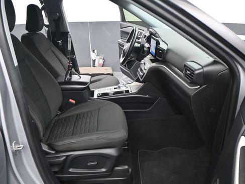 Used 2021 Ford Explorer XLT RWD image 6