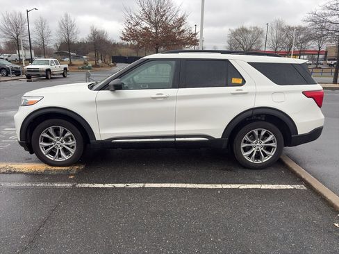 Used 2022 Ford Explorer XLT w/ Equipment Group 202A image 4