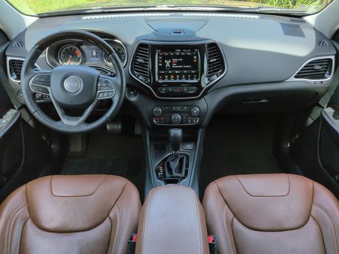Used 2019 Jeep Cherokee Overland w/ Technology Group FWD image 15