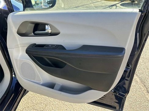 Certified 2020 Chrysler Pacifica Touring w/ Advanced Safetytec Group image 8