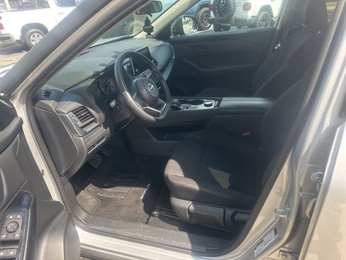 Used 2024 Nissan Rogue S AWD/4WD image 18