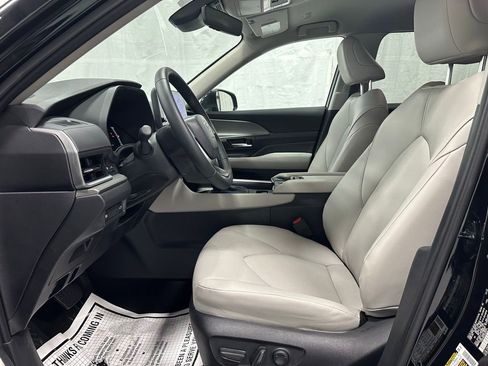 Used 2025 Toyota Grand Highlander AWD image 14