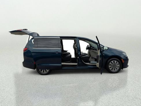 Used 2022 Chrysler Pacifica Touring-L FWD image 16