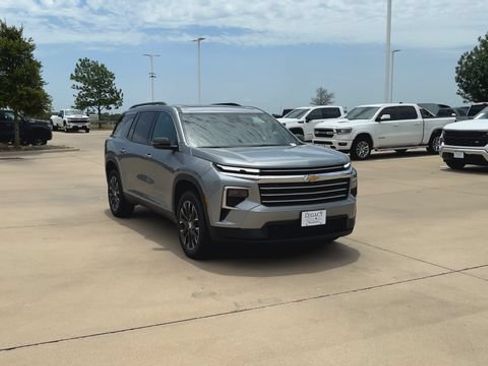 New 2026 Chevrolet Traverse LT w/ Sun and Wheel Package FWD image 3