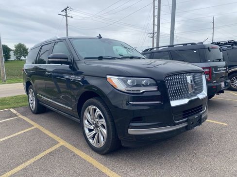 Used 2024 Lincoln Navigator Premiere AWD/4WD image 2