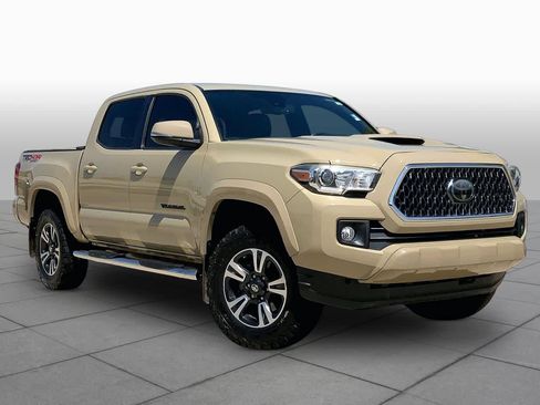 Used 2018 Toyota Tacoma TRD Sport image 3