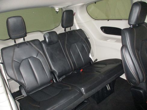 Used 2017 Chrysler Pacifica Touring-L Plus FWD image 14