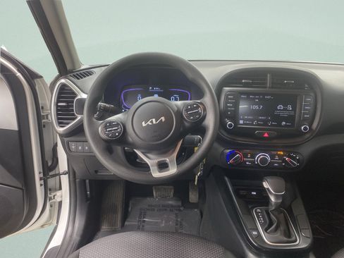 Used 2025 Kia Soul LX w/ LX Technology Package FWD image 16