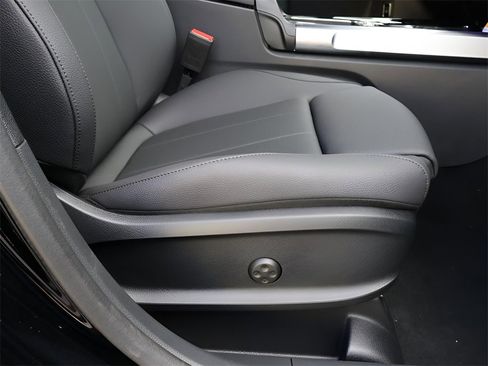 New 2025 Mercedes-Benz GLB 250 4MATIC image 12