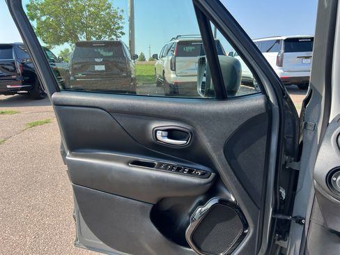 Used 2020 Jeep Renegade Altitude AWD/4WD image 29