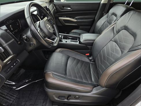 Used 2023 Nissan Pathfinder Platinum FWD image 16