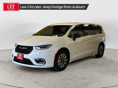 New 2026 Chrysler Pacifica Select