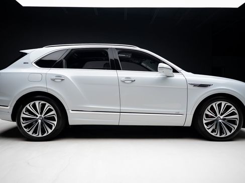 Used 2021 Bentley Bentayga AWD/4WD image 36