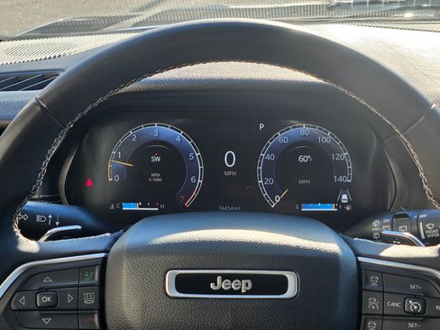 Used 2024 Jeep Grand Cherokee Laredo image 17