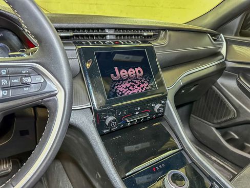 Used 2025 Jeep Grand Cherokee Altitude AWD/4WD image 39