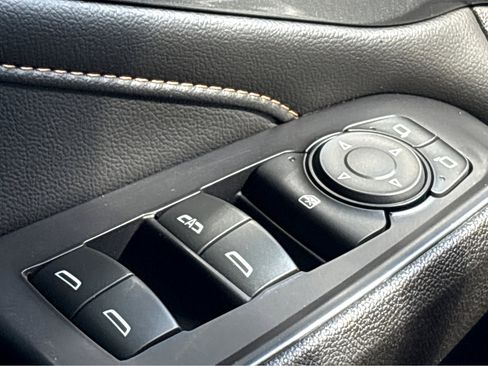 Used 2021 Chevrolet Traverse LT image 19