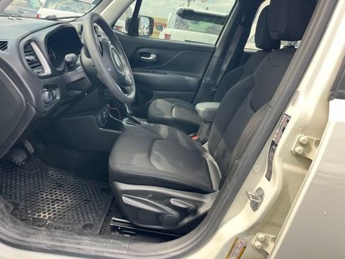 Used 2023 Jeep Renegade Latitude AWD/4WD image 9