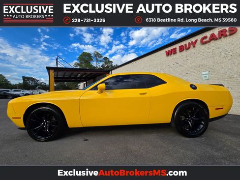 Used 2018 Dodge Challenger SXT w/ Blacktop Package image 4