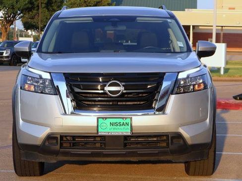 Certified 2025 Nissan Pathfinder SV FWD image 3