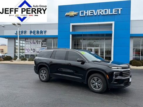 Used 2025 Chevrolet Traverse LT w/ Driver Confidence Package image 1