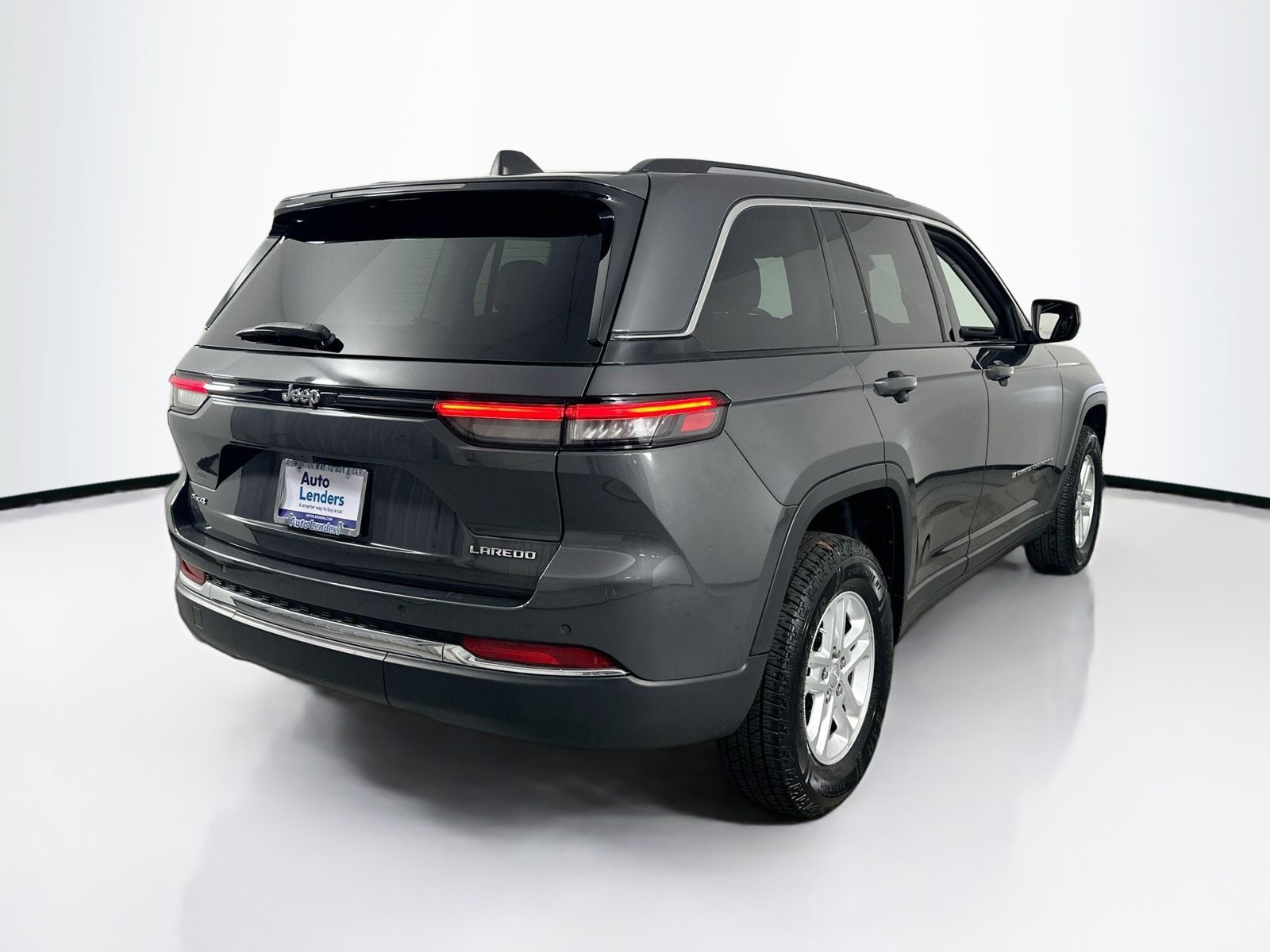 Used 2023 Jeep Grand Cherokee Laredo AWD/4WD image 5