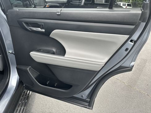 Used 2023 Toyota Highlander XLE FWD image 18