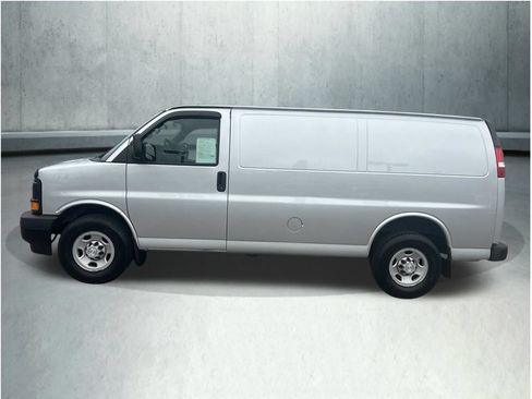 Used 2017 Chevrolet Express 2500 RWD image 2