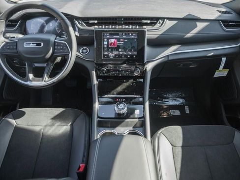 New 2025 Jeep Grand Cherokee L Altitude image 18