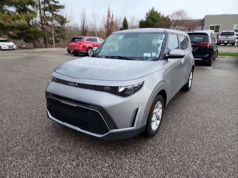 Used 2023 Kia Soul LX w/ LX Technology Package image 3