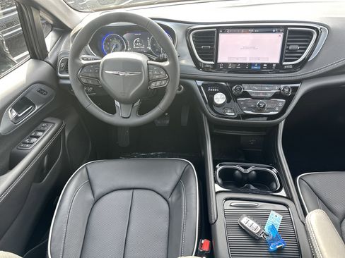 New 2026 Chrysler Pacifica Limited w/ S Appearance Package FWD image 31