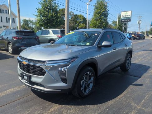 Certified 2024 Chevrolet Trax LT w/ LT Convenience Package FWD image 4