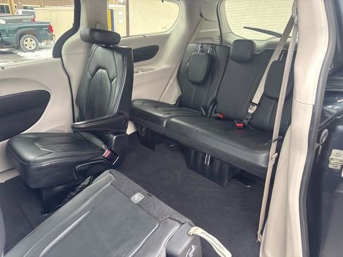 Used 2020 Chrysler Pacifica Touring-L image 30