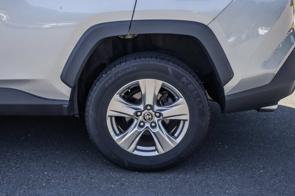 Used 2022 Toyota RAV4 XLE AWD/4WD image 10