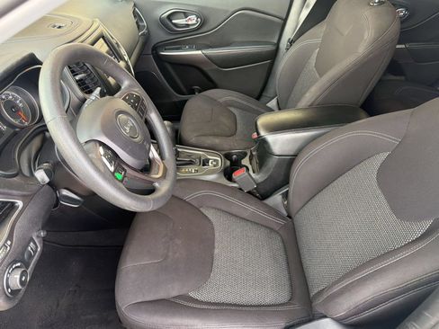 Used 2019 Jeep Cherokee Latitude w/ Popular Appearance Group FWD image 5