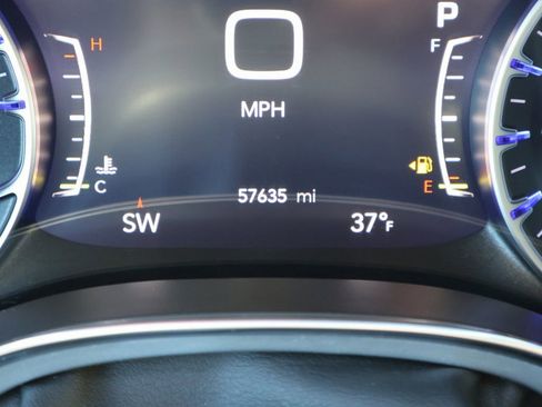 Used 2025 Chrysler Pacifica Limited image 30