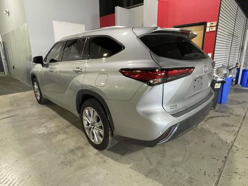 Used 2021 Toyota Highlander Limited FWD image 3