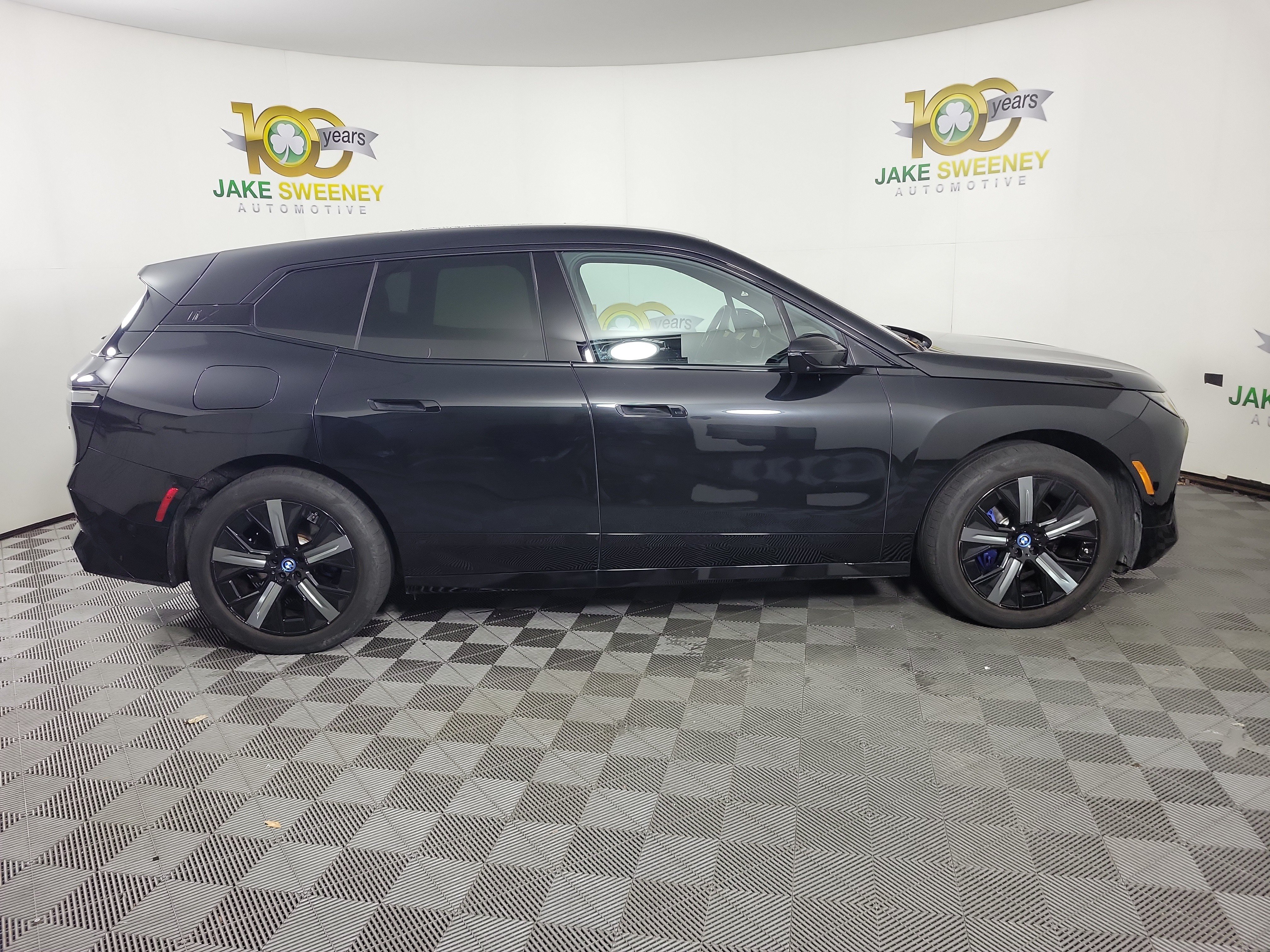 Used 2024 BMW iX xDrive50 w/ Sport Package AWD/4WD image 4