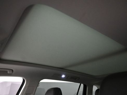 Used 2022 Volkswagen Tiguan SE image 18