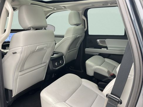 Used 2025 Ford Expedition Platinum w/ Driver's Package AWD/4WD image 10