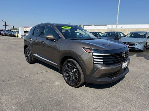 Used 2025 Nissan Kicks SR image 1