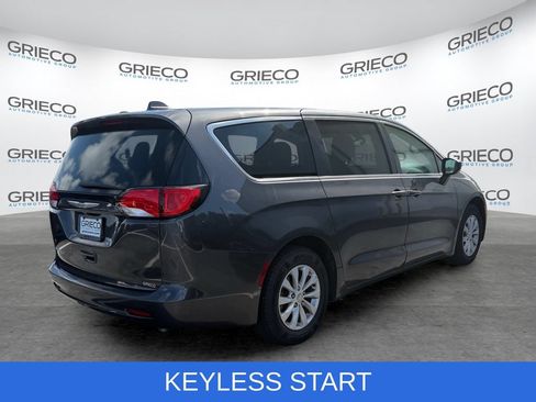 Used 2017 Chrysler Pacifica Touring w/ Tire & Wheel Group FWD image 7