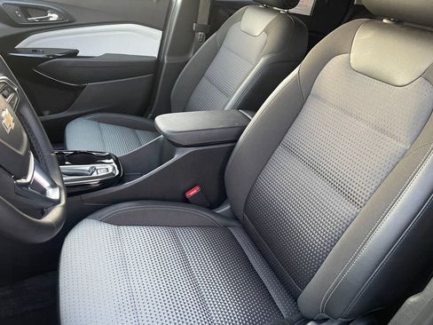 Used 2025 Chevrolet Trax LT w/ LT Convenience Package image 10