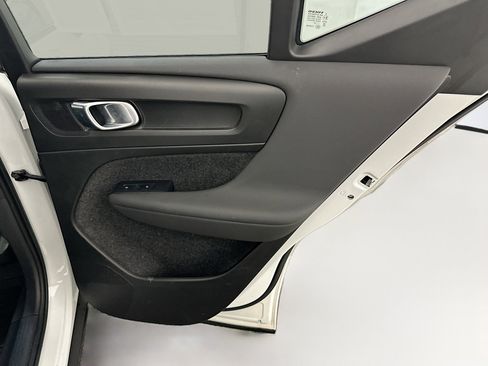 Used 2023 Volvo XC40 B5 Plus image 33