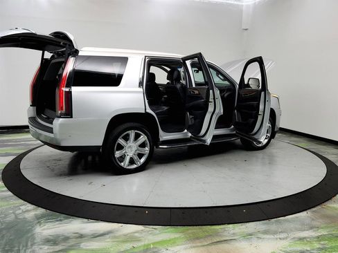 Used 2019 Cadillac Escalade Luxury RWD image 11