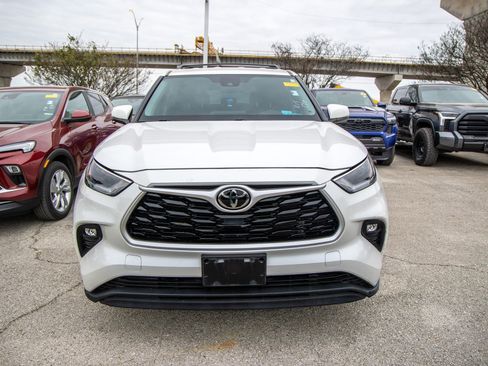 Used 2021 Toyota Highlander LE image 4