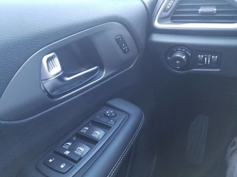 New 2025 Chrysler Pacifica Select image 40